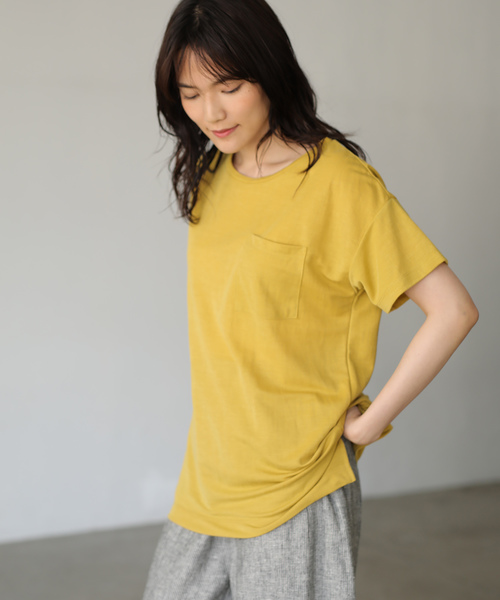 AMERICAN HOLIC（アメリカンホリック）の「EASE BULE 前後差半袖ポケ付チュニック＊（Tシャツ/カットソー・レディース・オフホワイト/ブラック/マスタード/ブルー・FREE）」の4枚目の写真
