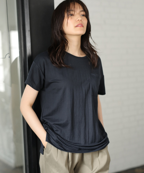 AMERICAN HOLIC（アメリカンホリック）の「EASE BULE 前後差半袖ポケ付チュニック＊（Tシャツ/カットソー・レディース・オフホワイト/ブラック/マスタード/ブルー・FREE）」の2枚目の写真