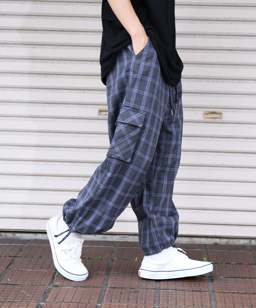 revertical(リバーティカル)の「チェック柄 リラックスワイド カーゴパンツ(カーゴパンツ・メンズ・ベージュ/グレー・M/L)」の2枚目の写真
