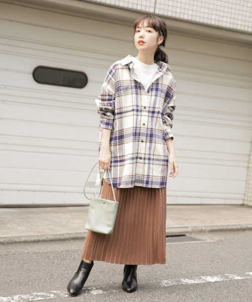 LOWRYS FARM（ローリーズファーム）の「クルミボタンミニショルダー　854609（ショルダーバッグ・レディース・ブラック/ベージュ/ミント・FREE）」の4枚目の写真