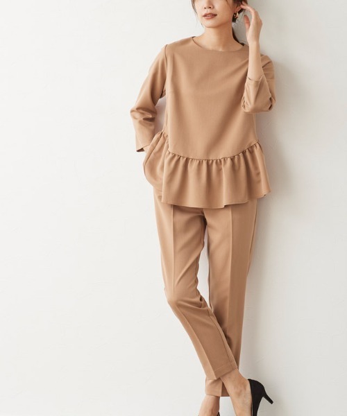 Pierrot（ピエロ）の「フリルセットアップ（セットアップ・レディース・ブラック/グレイッシュベージュ/ネイビー/キャメル/グレイッシュブルー/ダークネイビー・M/L/PM）」の6枚目の写真