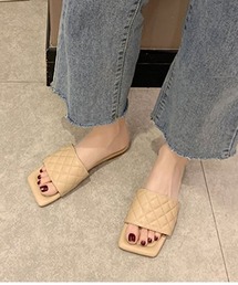 エンボスデザインスクエアトゥサンダル