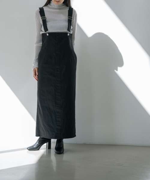 yuw（ユウ）の「デニムライクジャンスカ　893537（ジャンパースカート・レディース・ブラック/ワンウォッシュ・MEDIUM/LARGE）」の2枚目の写真