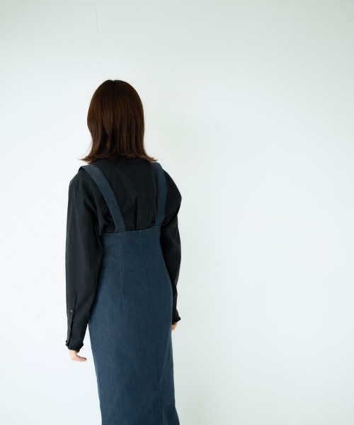 yuw（ユウ）の「デニムライクジャンスカ　893537（ジャンパースカート・レディース・ブラック/ワンウォッシュ・MEDIUM/LARGE）」の5枚目の写真