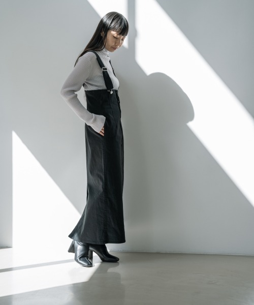 yuw（ユウ）の「デニムライクジャンスカ　893537（ジャンパースカート・レディース・ブラック/ワンウォッシュ・MEDIUM/LARGE）」の16枚目の写真