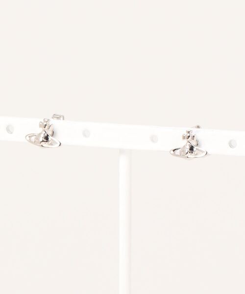 Vivienne Westwood（ヴィヴィアンウエストウッド）の「62010014/LORELEI STUD EARRINGS（ピアス（両耳用）・レディース・ブラック/ピンク/シルバー/ゴールド・FREE）」の3枚目の写真