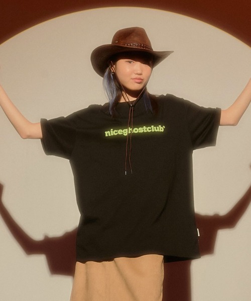 NICE GHOST CLUB(ナイスゴーストクラブ)の「『NICE GHOST CLUB/ナイスゴーストクラブ』TYPO LOGO TEE/ブランド英字ロゴプリント 半袖Tシャツ(Tシャツ/カットソー・レディース・ブラック/ホワイト・L/M)」の2枚目の写真