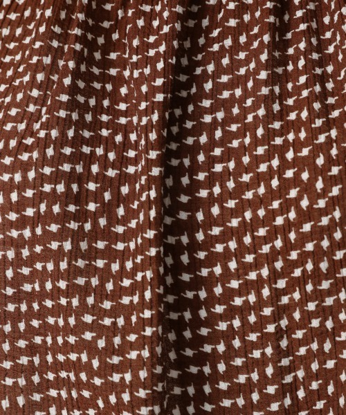 LOWRYS FARM（ローリーズファーム）の「プリーツスクエアブラウス５Ｓ　949199（シャツ/ブラウス・レディース・オフホワイト/ブラック/イエロー/ブラウン/ネイビー・FREE）」の16枚目の写真