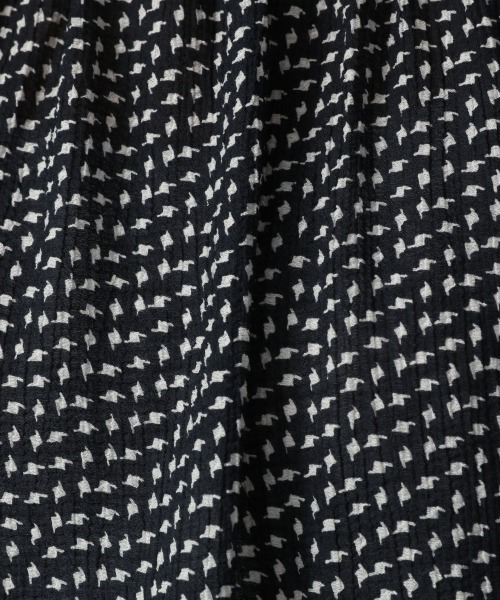 LOWRYS FARM（ローリーズファーム）の「プリーツスクエアブラウス５Ｓ　949199（シャツ/ブラウス・レディース・オフホワイト/ブラック/イエロー/ブラウン/ネイビー・FREE）」の17枚目の写真