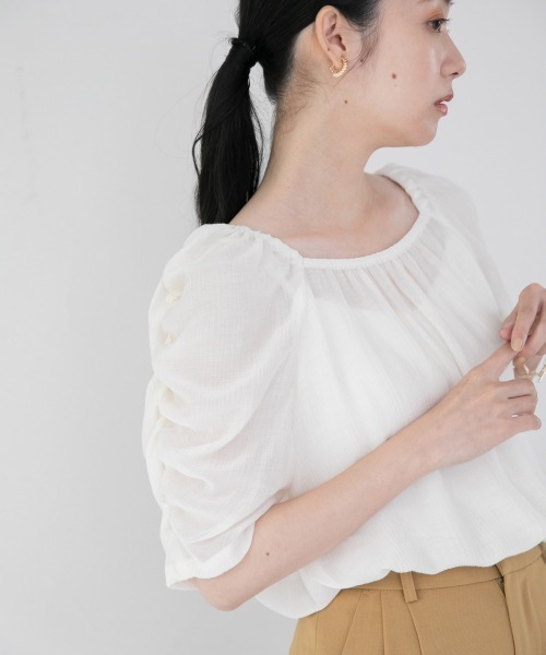 LOWRYS FARM（ローリーズファーム）の「プリーツスクエアブラウス５Ｓ　949199（シャツ/ブラウス・レディース・オフホワイト/ブラック/イエロー/ブラウン/ネイビー・FREE）」の18枚目の写真