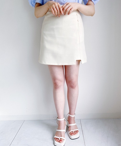 Loueme(ルエム)の「フェイクボタンインナーパンツ台形スカート(スカート・レディース・アイボリー/ブルー/ブラック・M)」の4枚目の写真