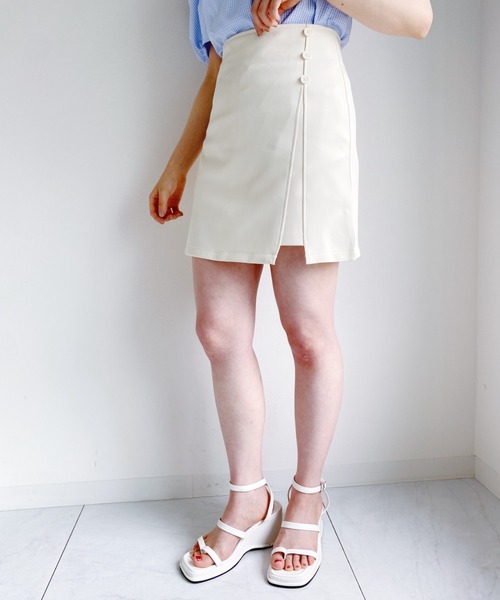 Loueme(ルエム)の「フェイクボタンインナーパンツ台形スカート(スカート・レディース・アイボリー/ブルー/ブラック・M)」の5枚目の写真