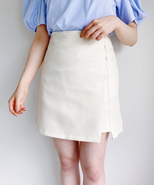 Loueme(ルエム)の「フェイクボタンインナーパンツ台形スカート(スカート・レディース・アイボリー/ブルー/ブラック・M)」の7枚目の写真