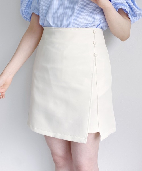 Loueme(ルエム)の「フェイクボタンインナーパンツ台形スカート(スカート・レディース・アイボリー/ブルー/ブラック・M)」の8枚目の写真