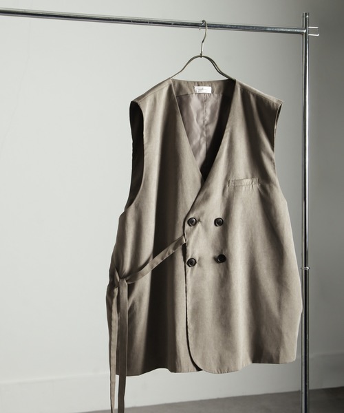 NILWAY（ニルウェイ）の「シルキースウェードタッチノーカラーダブルテーラードベスト（ベスト・メンズ・ブラック/ダークブラウン/ブルーグレー/グレイッシュベージュ・MEDIUM/LARGE）」の4枚目の写真