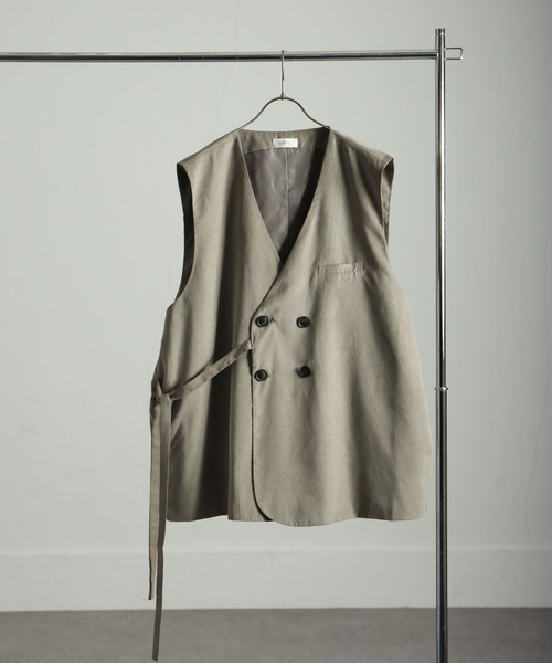 NILWAY（ニルウェイ）の「シルキースウェードタッチノーカラーダブルテーラードベスト（ベスト・メンズ・ブラック/ダークブラウン/ブルーグレー/グレイッシュベージュ・MEDIUM/LARGE）」の8枚目の写真