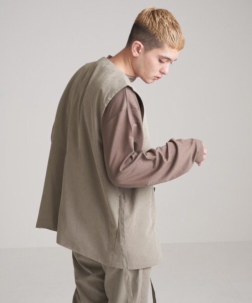 NILWAY（ニルウェイ）の「シルキースウェードタッチノーカラーダブルテーラードベスト（ベスト・メンズ・ブラック/ダークブラウン/ブルーグレー/グレイッシュベージュ・MEDIUM/LARGE）」の18枚目の写真