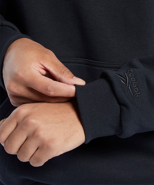 Reebok（リーボック）の「クラシックス バスケットボール フーディー / Classics Basketball Hoodie（パーカー・メンズ・ブラック/ヘザーグレー・X-SMALL/LARGE/MEDIUM/X-LARGE/SMALL/XX-LARGE/XXX-LARGE）」の5枚目の写真