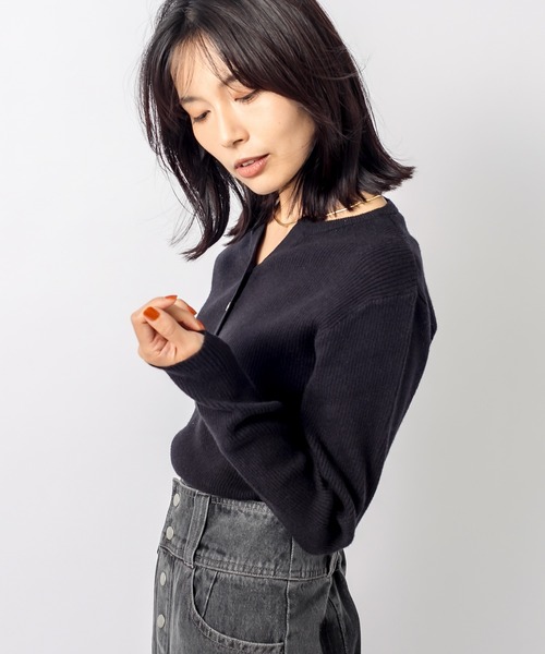 RIVE DROITE（リヴドロワ）の「デコルテが美しく見える1枚【WEB限定】肌触りのいいVネックニット（ニット/セーター・レディース・ホワイト/ブラック/ベージュ・FREE）」の16枚目の写真
