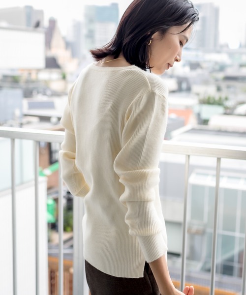 RIVE DROITE（リヴドロワ）の「デコルテが美しく見える1枚【WEB限定】肌触りのいいVネックニット（ニット/セーター・レディース・ホワイト/ブラック/ベージュ・FREE）」の13枚目の写真