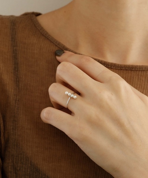 JewCas（ジュアキャス）の「JewCas modern metal - ３連シンプル パール リング[JC3997]（リング・レディース・ゴールド/シルバー・FREE）」の2枚目の写真