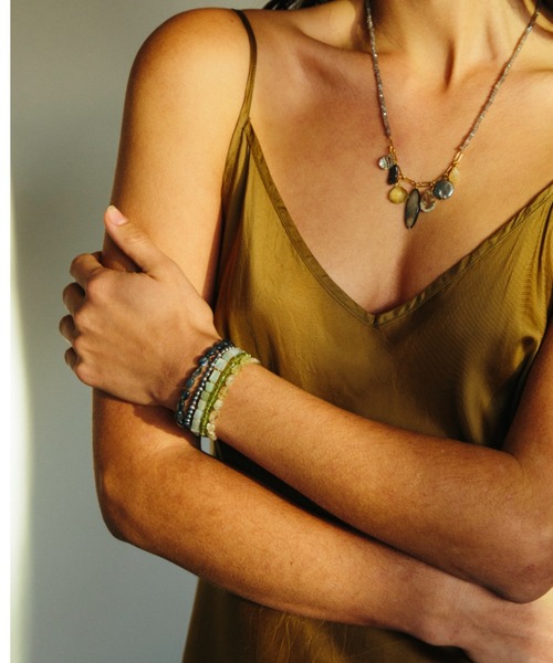 CHAN LUU(チャンルー)の「ストーンパールミックス 5連ラップブレスレット BS-6040(ブレスレット・レディース・ブラック/ターコイズブルー・フリー)」の4枚目の写真