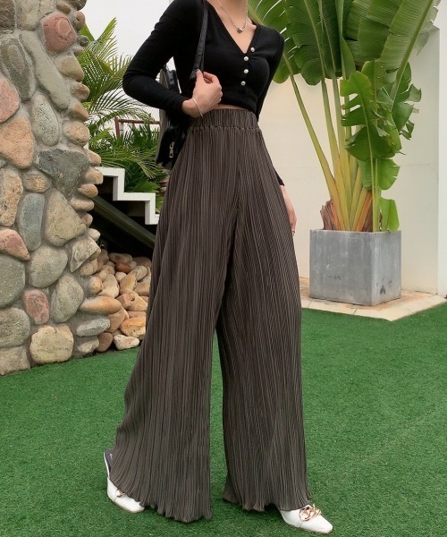 Diosfront（ディオスフロント）の「裾メロウプリーツワイドパンツ（その他パンツ・レディース・ベージュ/グリーン/チャコールグレー/ピンク・M/L）」の2枚目の写真