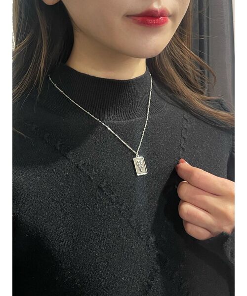 EATME（イートミー）の「クロスローズプレートネックレス（ネックレス・レディース・ブラック/シルバー・FREE）」の2枚目の写真