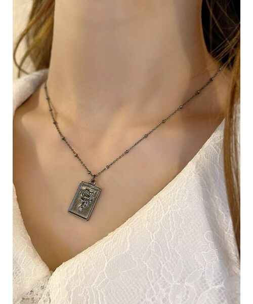 EATME（イートミー）の「クロスローズプレートネックレス（ネックレス・レディース・ブラック/シルバー・FREE）」の12枚目の写真