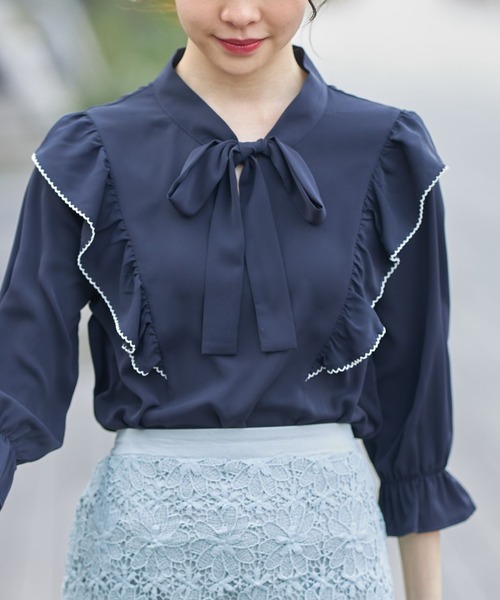 tocco closet（トッコ　クローゼット）の「配色ライン入りラッフルフリルボウタイリボンブラウス（シャツ/ブラウス・レディース・ネイビー/オフホワイト/チャコール・M）」の3枚目の写真