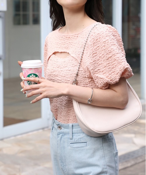 one after another NICE CLAUP（ワンアフターアナザーナイスクラップ）の「胸あきしぼしぼトップス（Tシャツ/カットソー・レディース・オフホワイト/ブラック/サーモンピンク・FREE）」の3枚目の写真