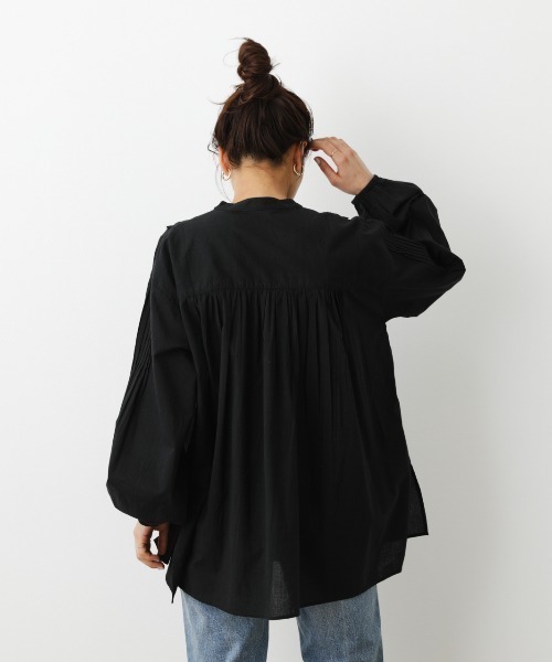 RODEO CROWNS WIDE BOWL(ロデオクラウンズワイドボウル)の「ピンタック袖ボリュームシャツ(シャツ/ブラウス・レディース・ホワイト/ブラック/イエロー・FREE)」の4枚目の写真