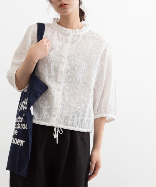 POU DOU DOU(プードゥドゥ)の「エンブロイダリー・ドット フリル衿5分袖ブラウス(シャツ/ブラウス・レディース・オフホワイト/ブラック/ベージュ・3)」の2枚目の写真