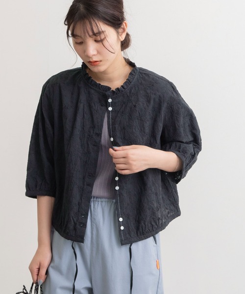 POU DOU DOU(プードゥドゥ)の「エンブロイダリー・ドット フリル衿5分袖ブラウス(シャツ/ブラウス・レディース・オフホワイト/ブラック/ベージュ・3)」の4枚目の写真