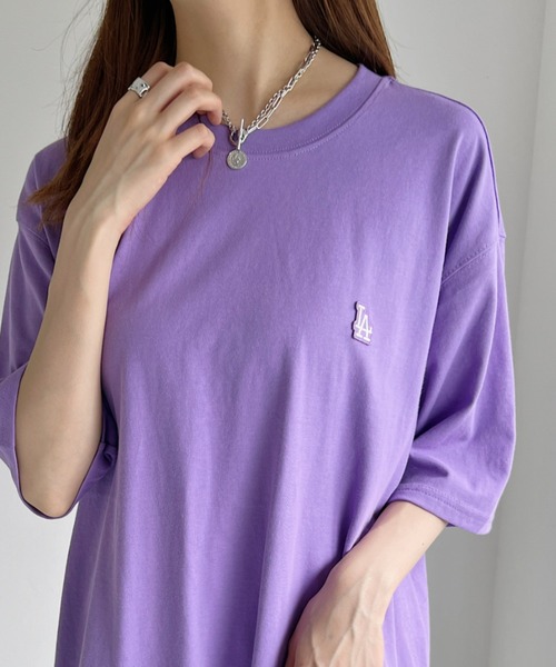 MLB Korea（エムエルビーコリア）の「MLB Korea(エムエルビーコリア)/オーバーサイズ ベーシック スモール ロゴ Tシャツ（Tシャツ/カットソー・レディース・ホワイト/ブラック/パープル/ピンク・M/L/XL）」の2枚目の写真
