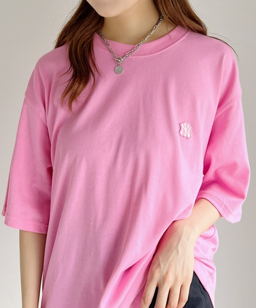 MLB Korea（エムエルビーコリア）の「MLB Korea(エムエルビーコリア)/オーバーサイズ ベーシック スモール ロゴ Tシャツ（Tシャツ/カットソー・レディース・ホワイト/ブラック/パープル/ピンク・M/L/XL）」の4枚目の写真