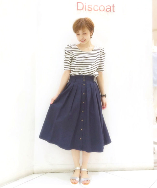 DISCOAT（ディスコート）の「【Discoat】前釦ミモレ丈スカート（スカート・レディース・ホワイト/ネイビー・MEDIUM/LARGE）」の2枚目の写真