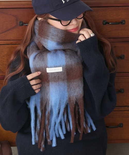 BONLECILL（ボンルシール）の「マルチチェック柄 ボリュームフリンジマフラー（マフラー・レディース・イエロー/ピンク/チャコールグレー/ブルー/レッド/グリーン/カーキ/ワイン/ライトブルー/ブラック/ピンク系/オレンジ/ブルー系1/ネイビー/ピンク系1/ブルー系・FREE）」の9枚目の写真