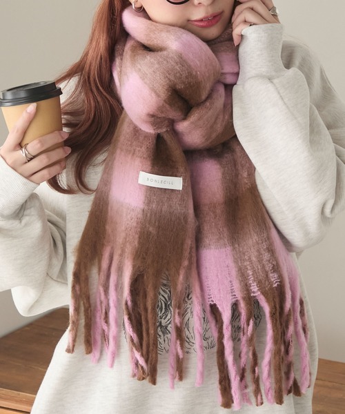 BONLECILL（ボンルシール）の「マルチチェック柄 ボリュームフリンジマフラー（マフラー・レディース・イエロー/ピンク/チャコールグレー/ブルー/レッド/グリーン/カーキ/ワイン/ライトブルー/ブラック/ピンク系/オレンジ/ブルー系1/ネイビー/ピンク系1/ブルー系・FREE）」の13枚目の写真