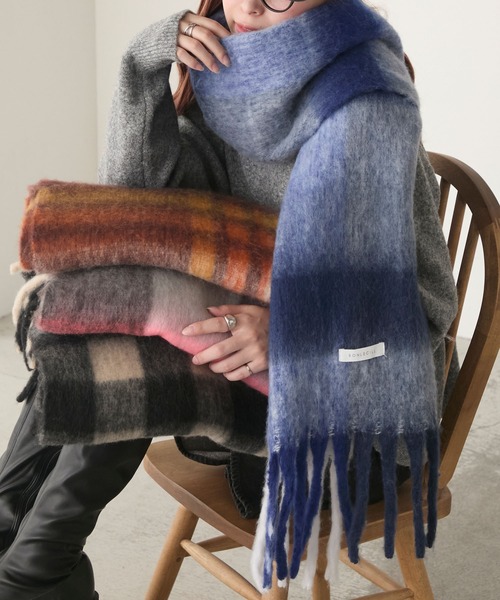 BONLECILL（ボンルシール）の「マルチチェック柄 ボリュームフリンジマフラー（マフラー・レディース・イエロー/ピンク/チャコールグレー/ブルー/レッド/グリーン/カーキ/ワイン/ライトブルー/ブラック/ピンク系/オレンジ/ブルー系1/ネイビー/ピンク系1/ブルー系・FREE）」の7枚目の写真