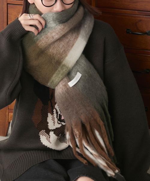 BONLECILL（ボンルシール）の「マルチチェック柄 ボリュームフリンジマフラー（マフラー・レディース・イエロー/ピンク/チャコールグレー/ブルー/レッド/グリーン/カーキ/ワイン/ライトブルー/ブラック/ピンク系/オレンジ/ブルー系1/ネイビー/ピンク系1/ブルー系・FREE）」の4枚目の写真