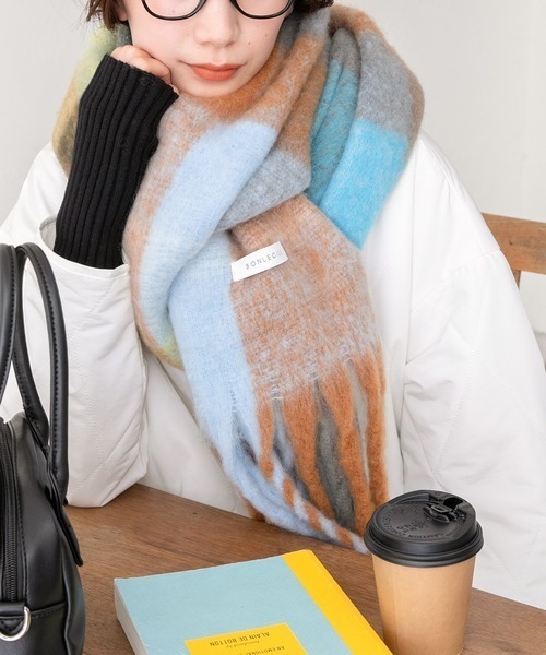 BONLECILL（ボンルシール）の「マルチチェック柄 ボリュームフリンジマフラー（マフラー・レディース・イエロー/ピンク/チャコールグレー/ブルー/レッド/グリーン/カーキ/ワイン/ライトブルー/ブラック/ピンク系/オレンジ/ブルー系1/ネイビー/ピンク系1/ブルー系・FREE）」の8枚目の写真