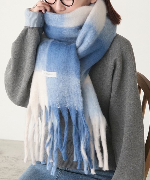 BONLECILL（ボンルシール）の「マルチチェック柄 ボリュームフリンジマフラー（マフラー・レディース・イエロー/ピンク/チャコールグレー/ブルー/レッド/グリーン/カーキ/ワイン/ライトブルー/ブラック/ピンク系/オレンジ/ブルー系1/ネイビー/ピンク系1/ブルー系・FREE）」の6枚目の写真