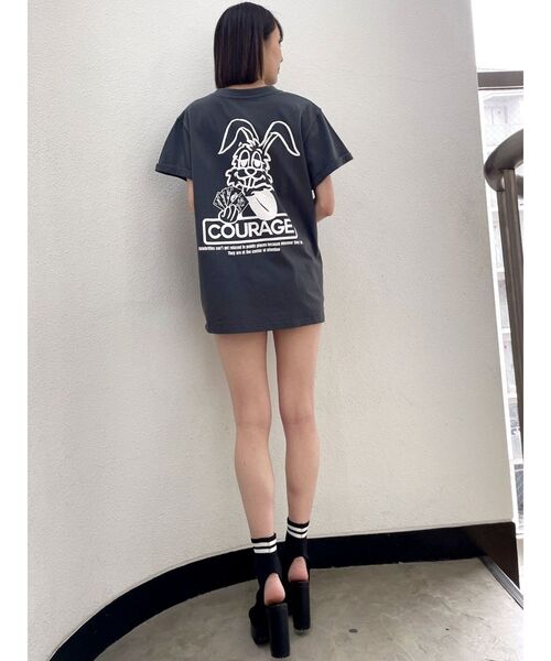 GYDA（ジェイダ）の「ICONIC BUNNYポケットBIG Tシャツ（Tシャツ/カットソー・レディース・オレンジ/チャコールグレー/オフホワイト・FREE）」の19枚目の写真