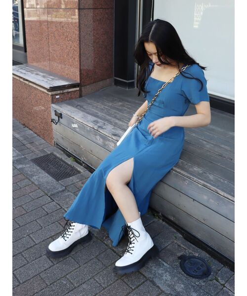 EVRIS(エヴリス)の「バックオープンロングワンピース(ワンピース・レディース・ブルー/ブラック/ホワイト・FREE)」の3枚目の写真