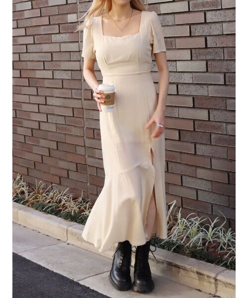 EVRIS(エヴリス)の「バックオープンロングワンピース(ワンピース・レディース・ブルー/ブラック/ホワイト・FREE)」の4枚目の写真