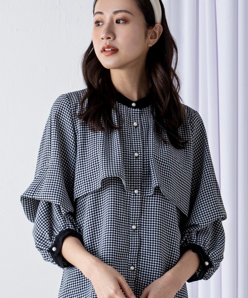 MILLION CARATS（ミリオンカラッツ）の「【袖2WAY】長さ調節可能な袖で幅広い着こなしへ！フロントのラッフルでこなれ感のあるきれいめスタイルが完成するブラウス（シャツ/ブラウス・レディース・ベージュ/ブラック/オフホワイト/マルチ・FREE）」の4枚目の写真