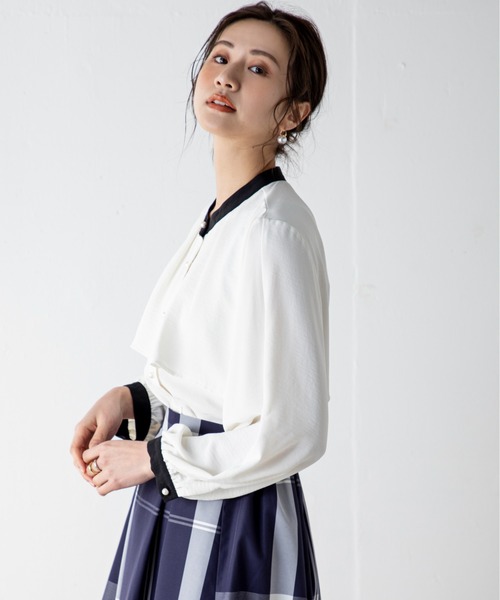 MILLION CARATS（ミリオンカラッツ）の「【袖2WAY】長さ調節可能な袖で幅広い着こなしへ！フロントのラッフルでこなれ感のあるきれいめスタイルが完成するブラウス（シャツ/ブラウス・レディース・ベージュ/ブラック/オフホワイト/マルチ・FREE）」の7枚目の写真