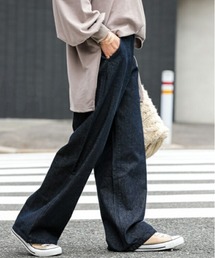 シルエットがきれいなワイドストレートデニムパンツ