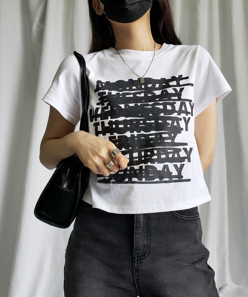 me+em select(ミームセレクト)の「WEEKレタリングクロップドTシャツ【 韓国製 】(Tシャツ/カットソー・レディース・ブラック/アイボリー・FREE)」の1枚目の写真